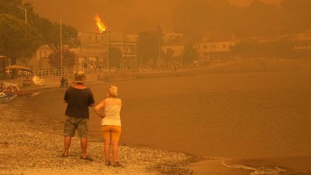 Le feu entoure le village de Pefki sur l'île d'Eubée, en Grèce, 08.08.2021. [AP/Keystone - Petros Karadjias]