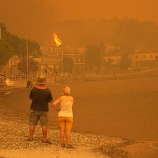Le feu entoure le village de Pefki sur l'île d'Eubée, en Grèce, 08.08.2021. [AP/Keystone - Petros Karadjias]