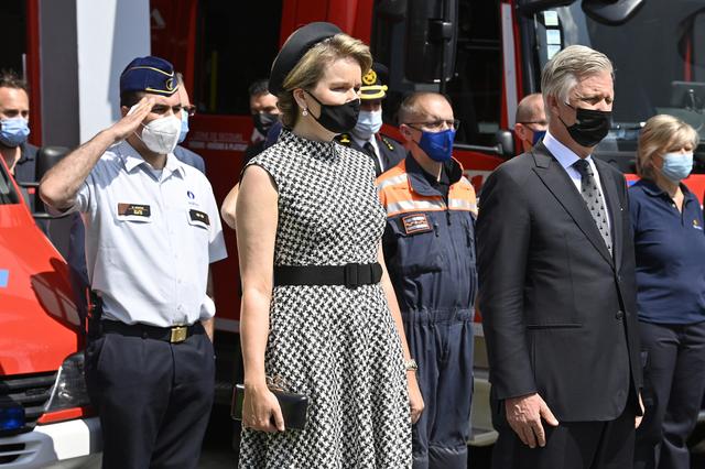 Le roi Philippe et la reine Mathilde se sont recueillis à la caserne de pompiers de Verviers. [Keystone - Eric Lalmand, Pool Photo via AP]