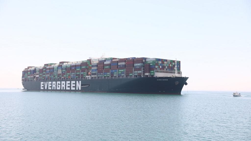 Le porte-conteneurs géant Ever Given, qui avait bloqué le canal de Suez en mars, a levé l'ancre mercredi après 100 jours d'immobilisation en Egypte. [afp - Stringer/Anadolu Agency]