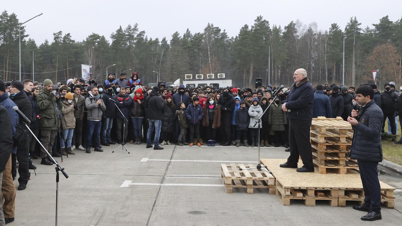 Le président biélorusse Alexandre Loukachenko en visite dans un camp de migrants à la frontière avec la Pologne. [Keystone - Maxim Guchek/BelTA via AP]