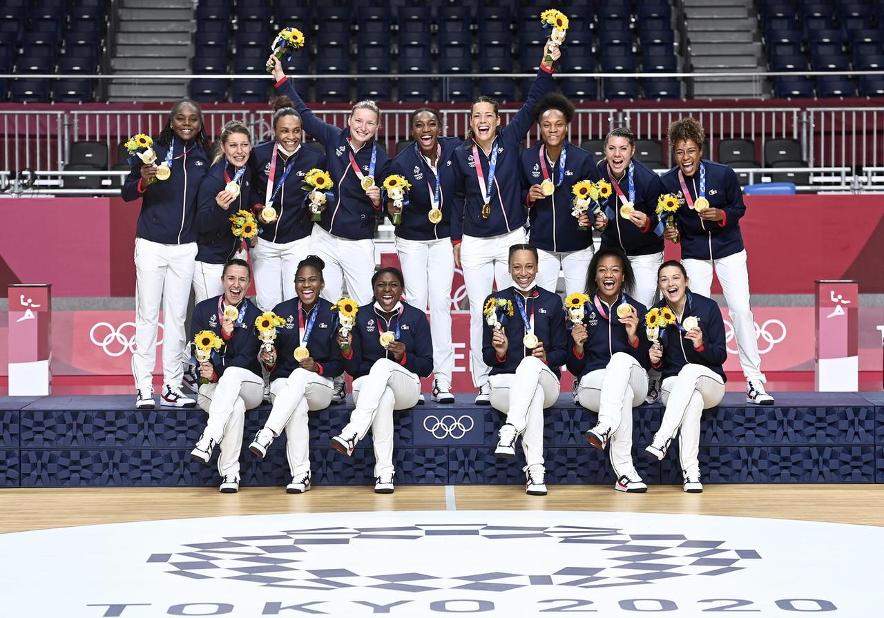 Les joueuses françaises savourent leur médaille d'or olympique. [KEYSTONE - Christian Bruna]