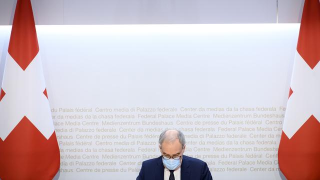 Le président du Conseil fédéral Guy Parmelin lors d'une conférence de presse du Conseil fédéral sur la situation actuelle en rapport avec le coronavirus, le vendredi 10 décembre 2021, au Centre de presse du Palais fédéral à Berne. [KEYSTONE - Anthony Anex]