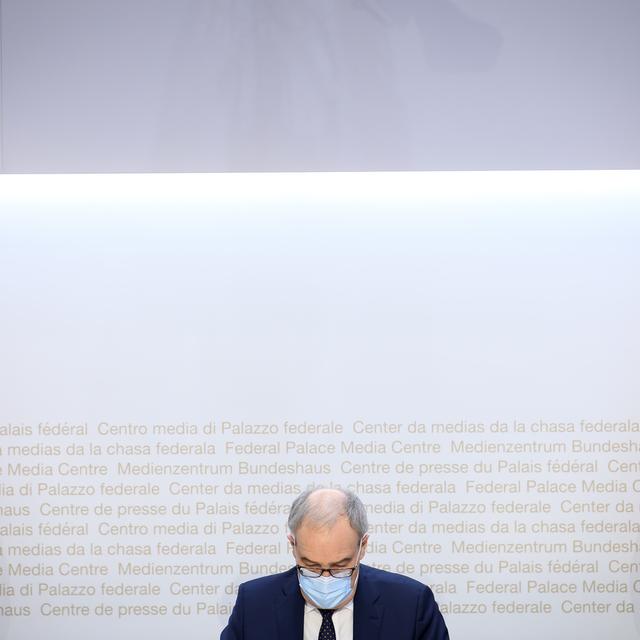 Le président du Conseil fédéral Guy Parmelin lors d'une conférence de presse du Conseil fédéral sur la situation actuelle en rapport avec le coronavirus, le vendredi 10 décembre 2021, au Centre de presse du Palais fédéral à Berne. [KEYSTONE - Anthony Anex]