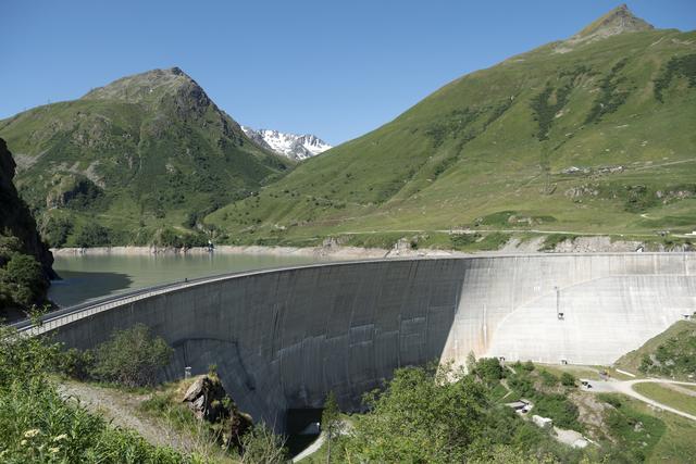 La commune de Bourg-Saint-Pierre tire une partie de ses revenus du barrage des Toules [Keystone - LAURENT DARBELLAY]