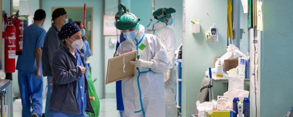 Du personnel médical dans un hôpital de Saragosse, en Espagne. [Keystone - EPA/Javier Belver]