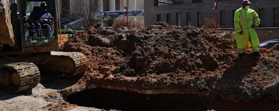 Travaux de réparation d'une conduite d'eau à Jackson (Mississipi), en mars 2021. [Getty Images/AFP - Michael M. Santiago]