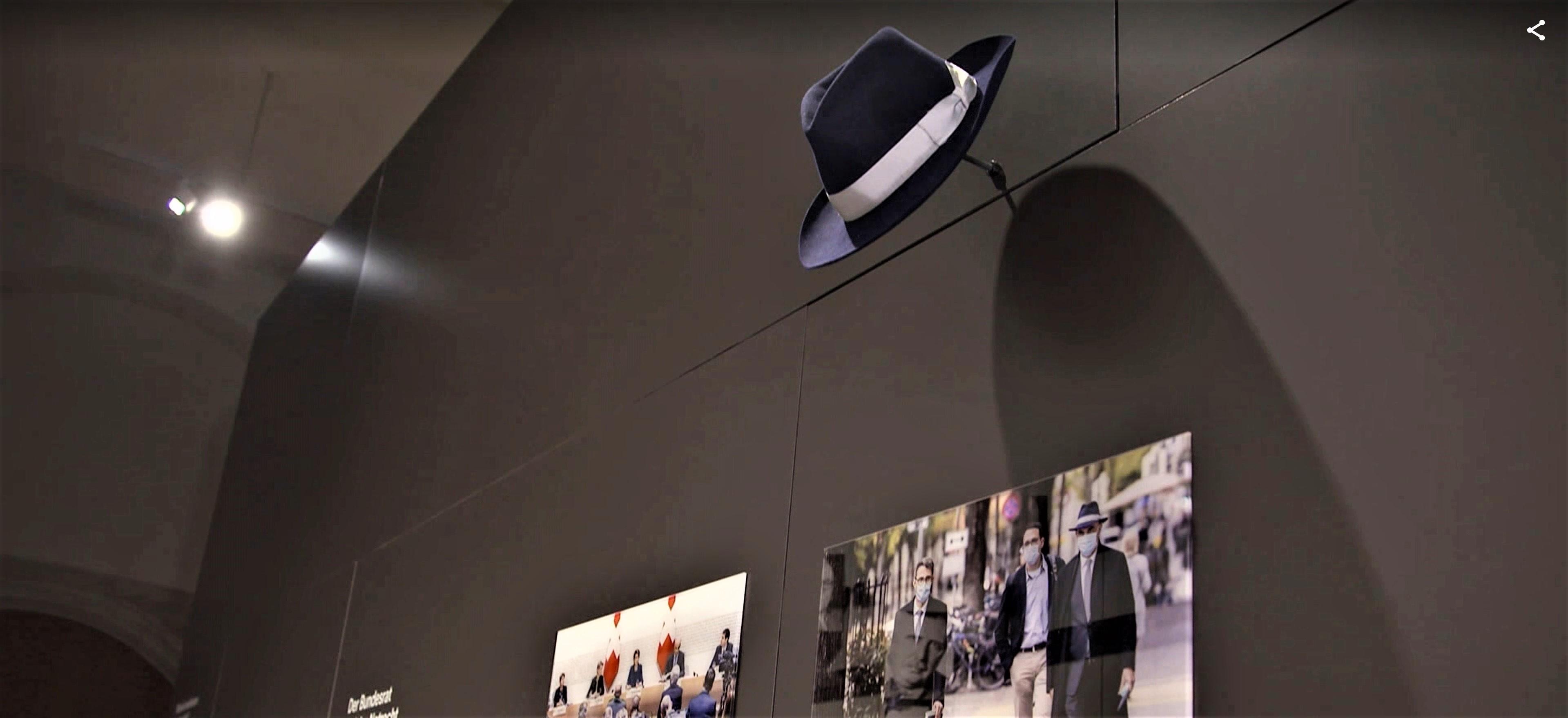 Le chapeau d'Alain Berset au Musée national suisse. [RTS]