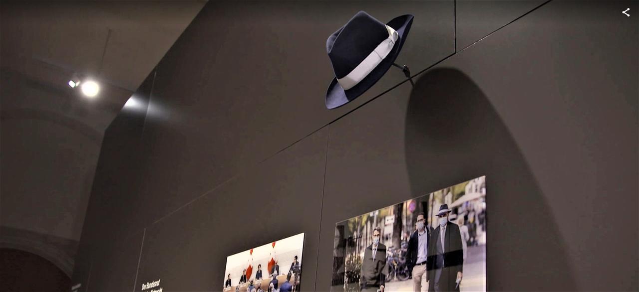 Le chapeau d'Alain Berset au Musée national suisse. [RTS]