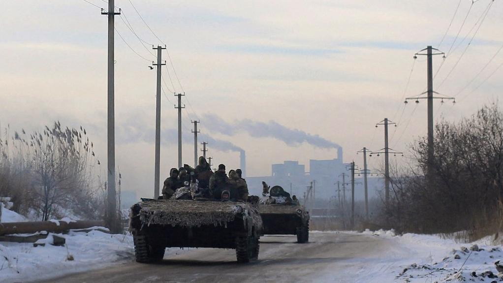 Blindés des forces ukrainiennes à proximité de la ligne de front dans le Donbass en février 2017. [Hans Lucas/AFP - Rafael Yaghobzadeh]