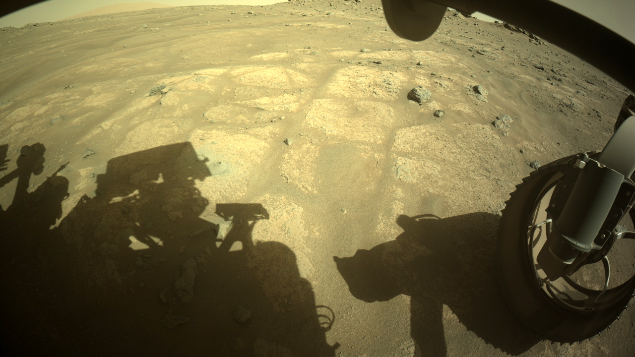 Les images obtenues par la caméra embarquée frontale du rover Perseverance. [NASA/JPL-Caltech]