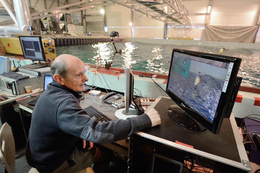 Le bateau est testé depuis 2015 par Jean-Louis Etienne dans un simulateur à vagues de l'Ecole centrale de Nantes. [AFP - Jean-Sébastien Evrard]