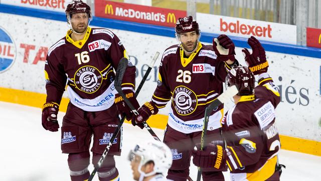 Mercier (droite) congratule Winnik (centre) : les deux hommes ont prolongé pour les Grenat. [Pascal Muller]