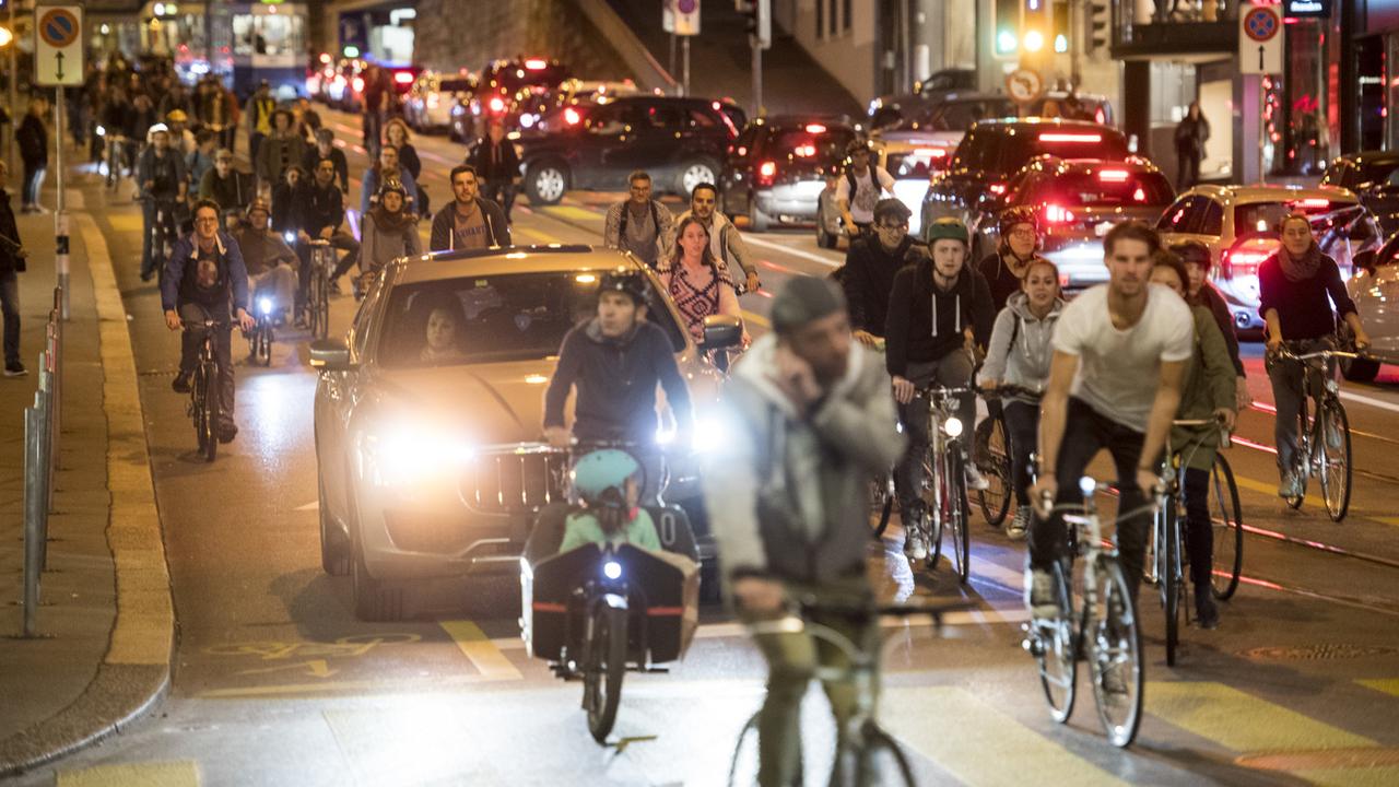 Plusieurs milliers de cyclistes ont traversé la ville de Zurich vendredi à l'occasion d'une "Critical Mass", ces grands rassemblements de deux-roues visant à leur donner une masse critique par rapport aux voitures. [Keystone - Ennio Leanza]