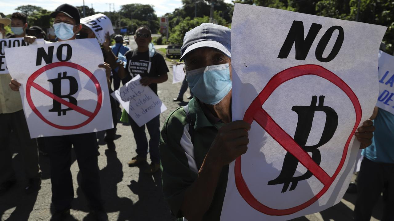 Une manifestation anti-bitcoin sur l'autoroute Pan-American à San Vicente. Salvador, le 7 septembre 2021. [Keystone/ap photo - Salvador Melendez]