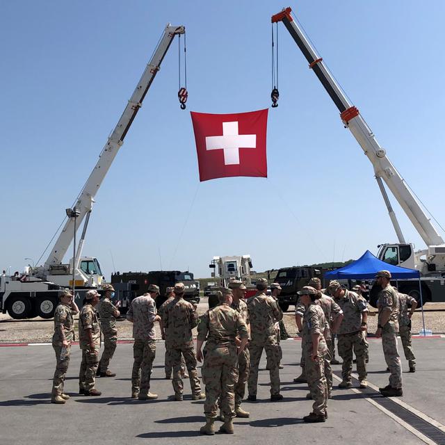 Suisse-Kosovo 3/5: sous les drapeaux. [RTS - Laurence Difélix]