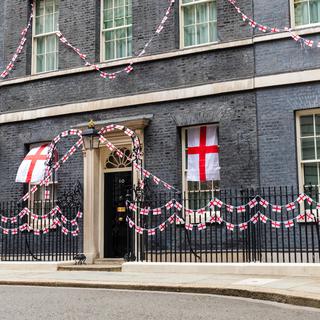 Dimanche 11 juillet: le 10 Downing Street, résidence du Premier ministre britannique Boris Johnson, paré aux couleurs de l'Angleterre avant la finale de l'Euro. [Keystone - EPA/Vickie Flores]