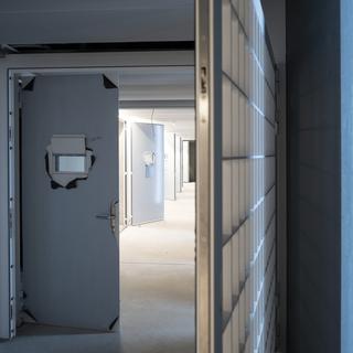 Une cellule de détention du centre de police et de justice de Zurich (PJZ), photographiée le 9 juin 2021 à Zurich. [KEYSTONE - Gaetan Bally]