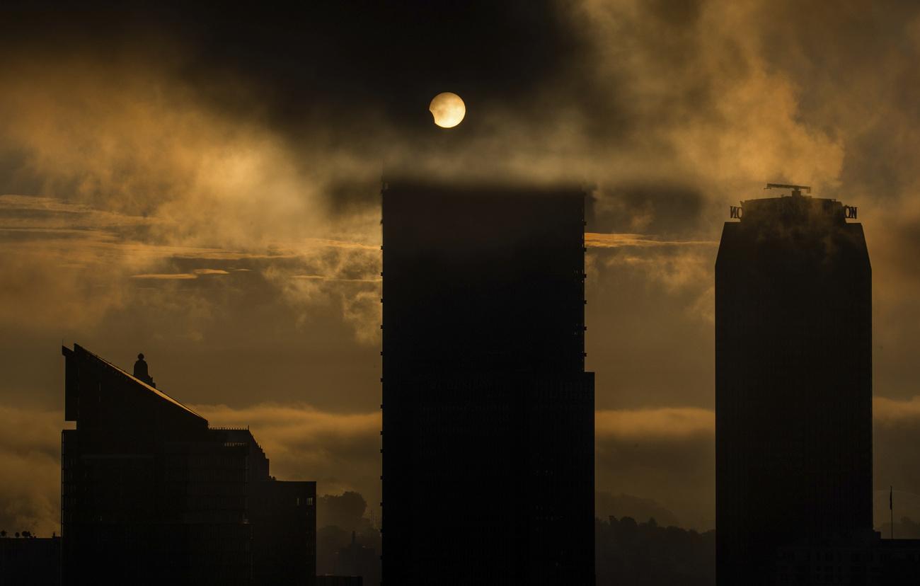 L'éclipse solaire vue depuis Pittsburgh, en Pennsylvanie. [KEYSTONE - Andrew Rush / Pittsburgh Post-Gazette via AP]
