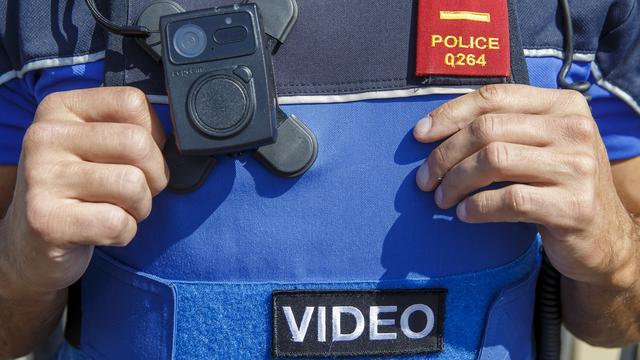 Les "caméras-piétons" des policiers lausannois, bien visibles, détendent les conflits. [Keystone - Salvatore Di Nolfi]