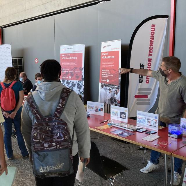 Un premier speed dating des places d'apprentissage dans les métiers techniques à Delémont. [RTS - Gaël Klein]