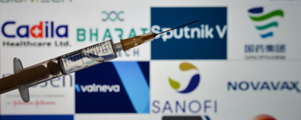 Pour accélérer la production, faut-il lever le monopole de fabrication des vaccins ? [NurPhoto-AFP - Artur Widak]