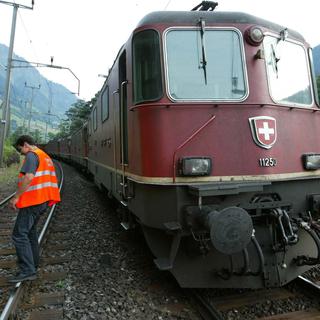 Un chauffeur suisse appelle avec son portable la centrale après l'arrêt de son train, mercredi 22 juin 2005, près d'Amsteg, dans le canton d'Uri, en Suisse. [Keystone - Urs Flueeler]