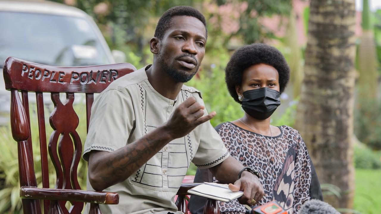 Le candidat de l'opposition ougandaise Bobi Wine aux côtés de son épouse, le 14 janvier 2021 à Kampala. [EPa/Keystone]