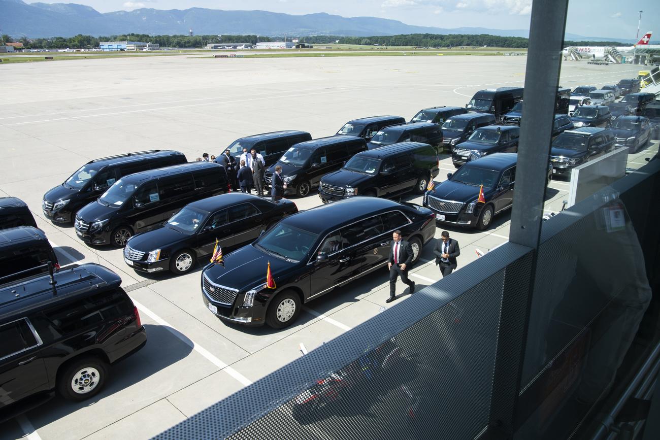 Les nombreuses voitures de la délégation américaine, dont deux limousines, sur le tarmac de Cointrin. [Keystone - Martial Trezzini]