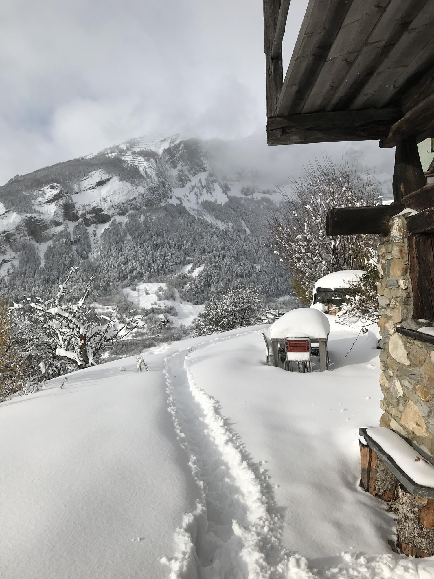 La neige est tombée en abondance en altitude, comme ici à Albinen (VS), à 1300 mètres d'altitude le 10 décembre 2021. [VosInfos - Guido Brogli]