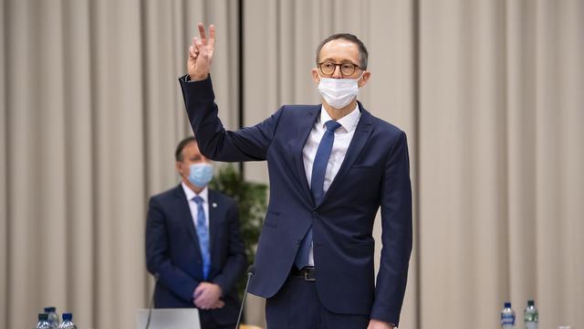 Le Grand Conseil fribourgeois a entamé jeudi sa session constitutive après les élections générales de novembre. Les députés ont porté pour 2022 les centristes Olivier Curty à la présidence du Conseil d'Etat et Jean-Pierre Doutaz à celle du législatif. [KEYSTONE - JEAN-CHRISTOPHE BOTT]