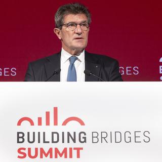 Patrick Odier, président du Building Bridges Summit, prononce son discours, lors de l'ouverture du Building Bridges Summit, à la Maison de la Paix, à Genève, en Suisse, le lundi 29 novembre 2021. [KEYSTONE - Salvatore Di Nolfi]
