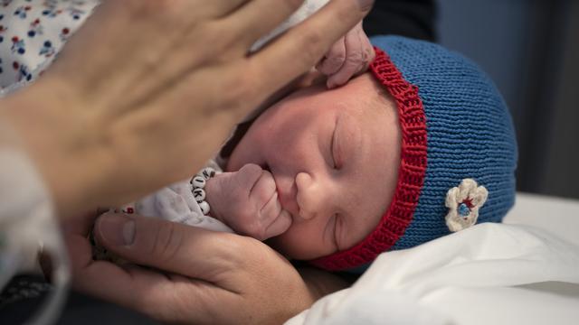 Après le babyboom, le babycrash, où quand les couples reportent leur projet. [Keystone - Gaëtan Bally]