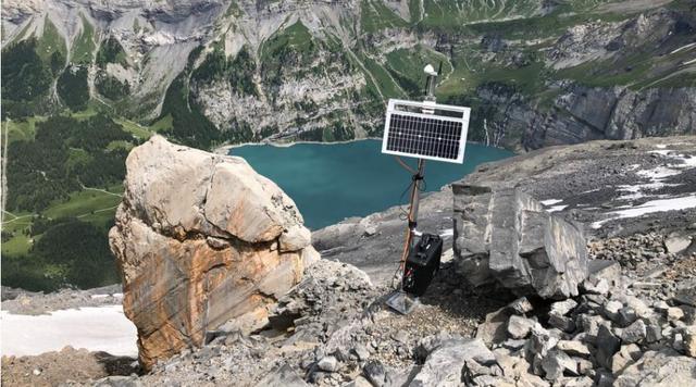 Un instrument de mesure sur le flanc du Spitze Stei, avec l'Oeschinensee en contrebas. [ZVG/Amt für Wald und Naturgefahren des Kantons Bern]