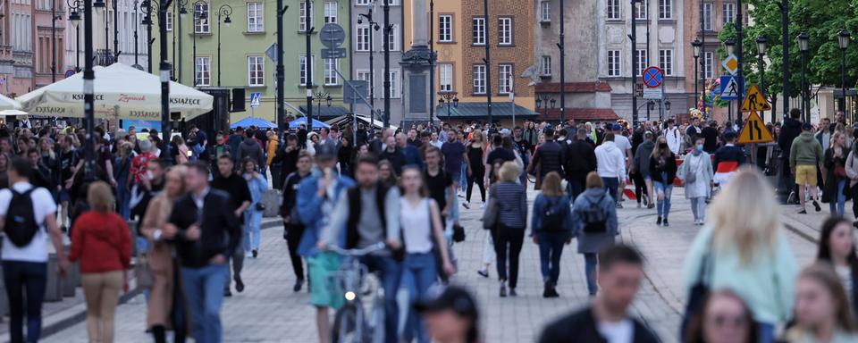 Le port du masque n'est plus obligatoire à l'extérieur en Pologne. [Keystone - EPA/Leszek Szymanski]