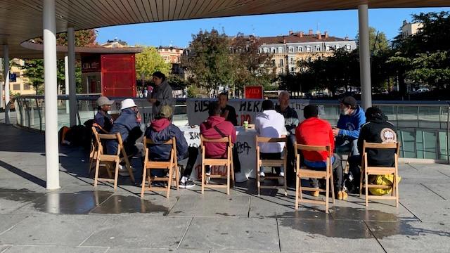 Une réunion avec les migrants et les bénévoles du réseau d'aide sur la place de la Mairie à Irun. [RTS - VALÉRIE DEMON]