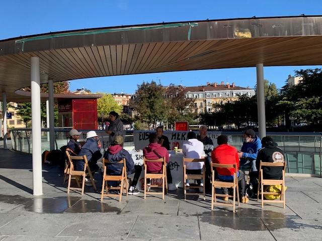 Une réunion avec les migrants et les bénévoles du réseau d'aide sur la place de la Mairie à Irun. [RTS - VALÉRIE DEMON]