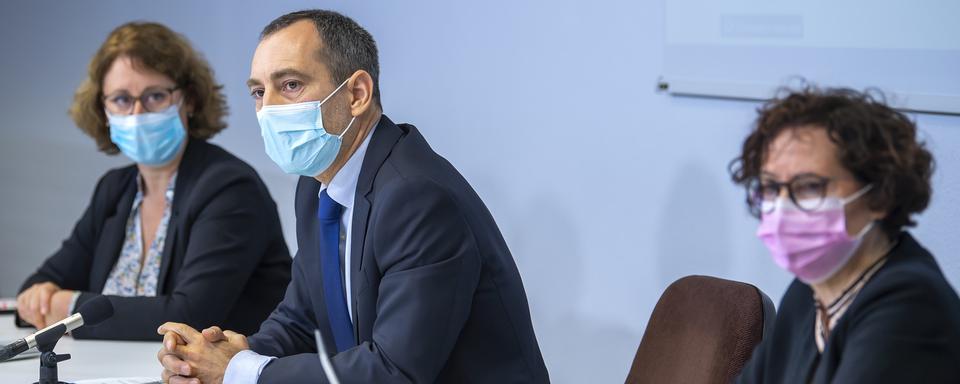 Adrien Bron, directeur général de la santé du canton de Genève, entre Aglaé Tardin (gauche), médecin cantonale, et Nathalie Vernaz-Hegi (droite), pharmacienne cantonale. Genève, le 26 novembre 2021. [Keystone - Martial Trezzini]