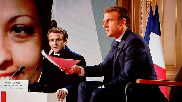 Le président français Emmanuel Macron défend son bilan à la télévision, dans un entretien diffusé le 15 décembre 2021. [AFP - Ludovic Marin]