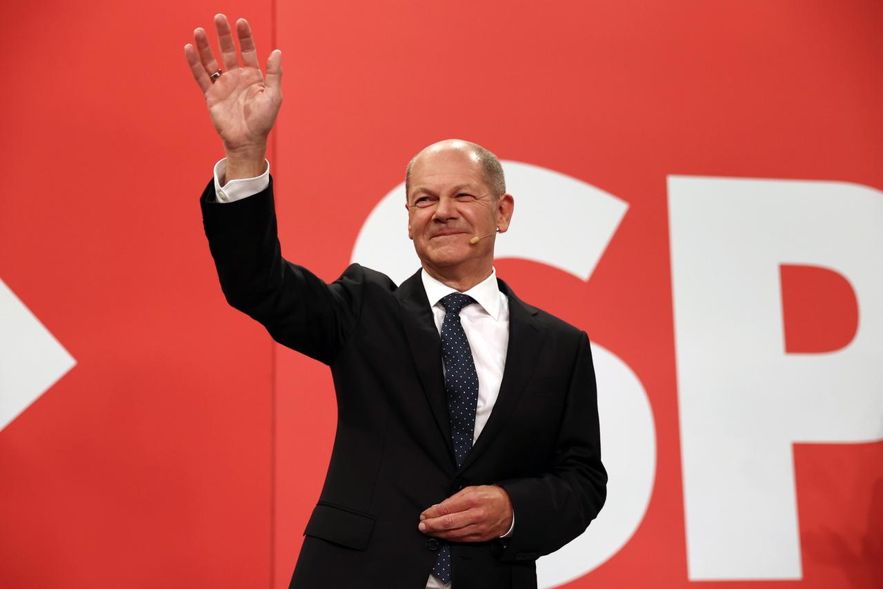 epa09490219 Olaf Scholz, chancellor candidate of the German Social Democrats (SPD), waves to supporters in reaction to initial results at SPD headquarters during the Social Democratic Party (SPD) election event in Berlin, Germany, 26 September 2021. About 60 million Germans were eligible to vote in the elections for a new federal parliament, the 20th Bundestag. EPA/MAJA HITIJ/ POOL [EPA/Keystone - Maja Hittij]