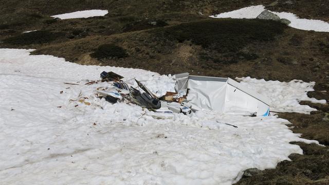 Le petit avion et le planeur s'étaient écrasés à proximité l'un de l'autre. [Kantonspolizei Graubünden]