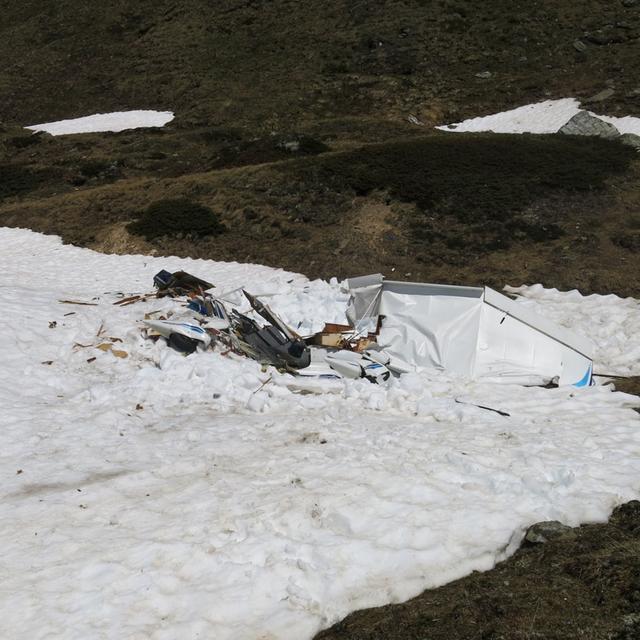 Le petit avion et le planeur s'étaient écrasés à proximité l'un de l'autre. [Kantonspolizei Graubünden]