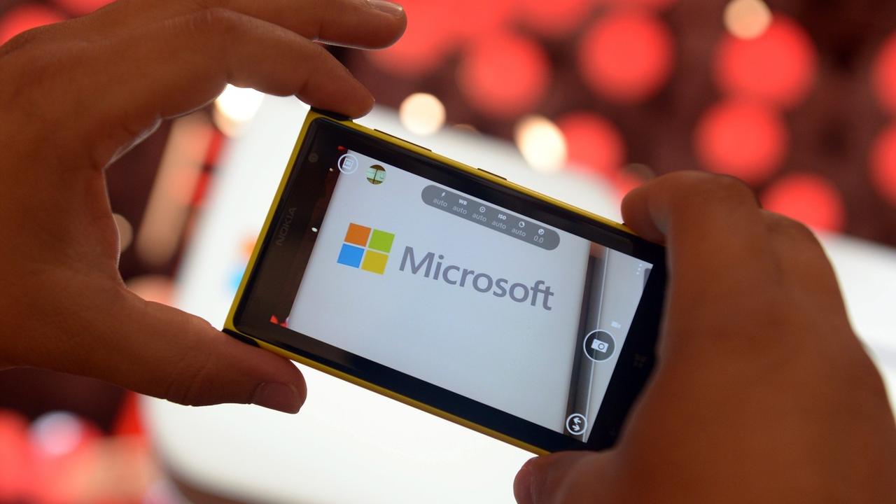 Le logo de Microsoft sur un smartphone. [Keystone - EPA/Rainer Jensen]