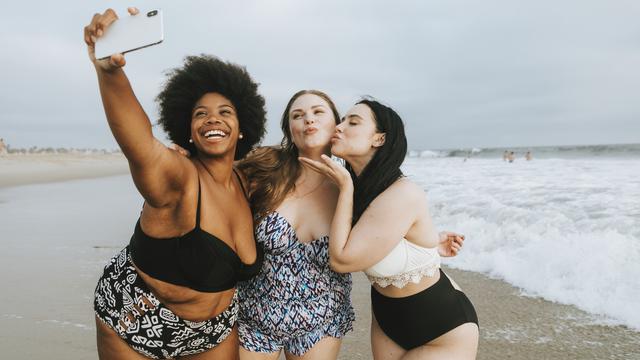 Trois jeunes femmes prenant un selfie à la plage. [Depositphotos - ©Rawpixel]