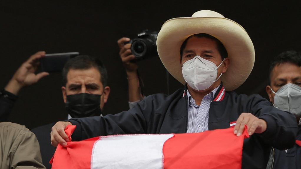 Le suspense perdure au Pérou dans la dernière ligne droite de la présidentielle, Pedro Castillo s'estime vainqueur, après le dépouillement de 99,8% des bulletins. [afp - Luka Gonzales]