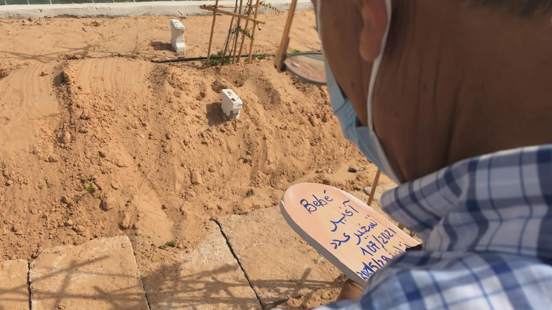 Mongi Slim, responsable du Croissant-Rouge à Zarzis, inscrit sur les stèles les indications disponibles sur les corps retrouvés. [RTS - MAURINE MERCIER]
