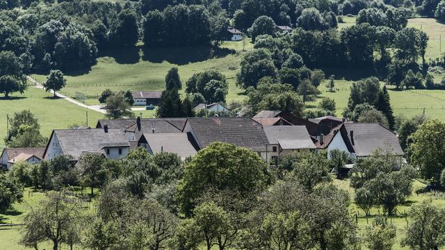 La terre a tremblé dans la nuit de vendredi à samedi dans le village jurassien de Damvant. [Keystone - Christian Beutler]