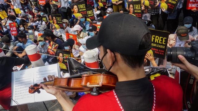 Des musiciens devant l'ambassade de France de Rangoun durant une manifestation contre le coup d'Etat en Birmanie le 19 février 2021. [AFP - Sai Aung Main]