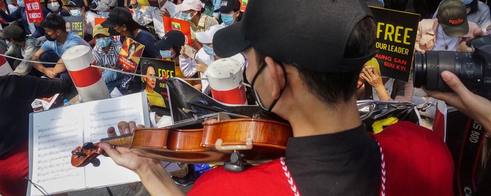 Des musiciens devant l'ambassade de France de Rangoun durant une manifestation contre le coup d'Etat en Birmanie le 19 février 2021. [AFP - Sai Aung Main]