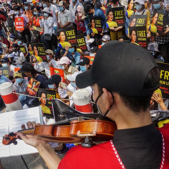 Des musiciens devant l'ambassade de France de Rangoun durant une manifestation contre le coup d'Etat en Birmanie le 19 février 2021. [AFP - Sai Aung Main]